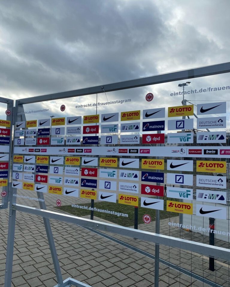 Sponsorenwand bei einer Sportveranstaltung