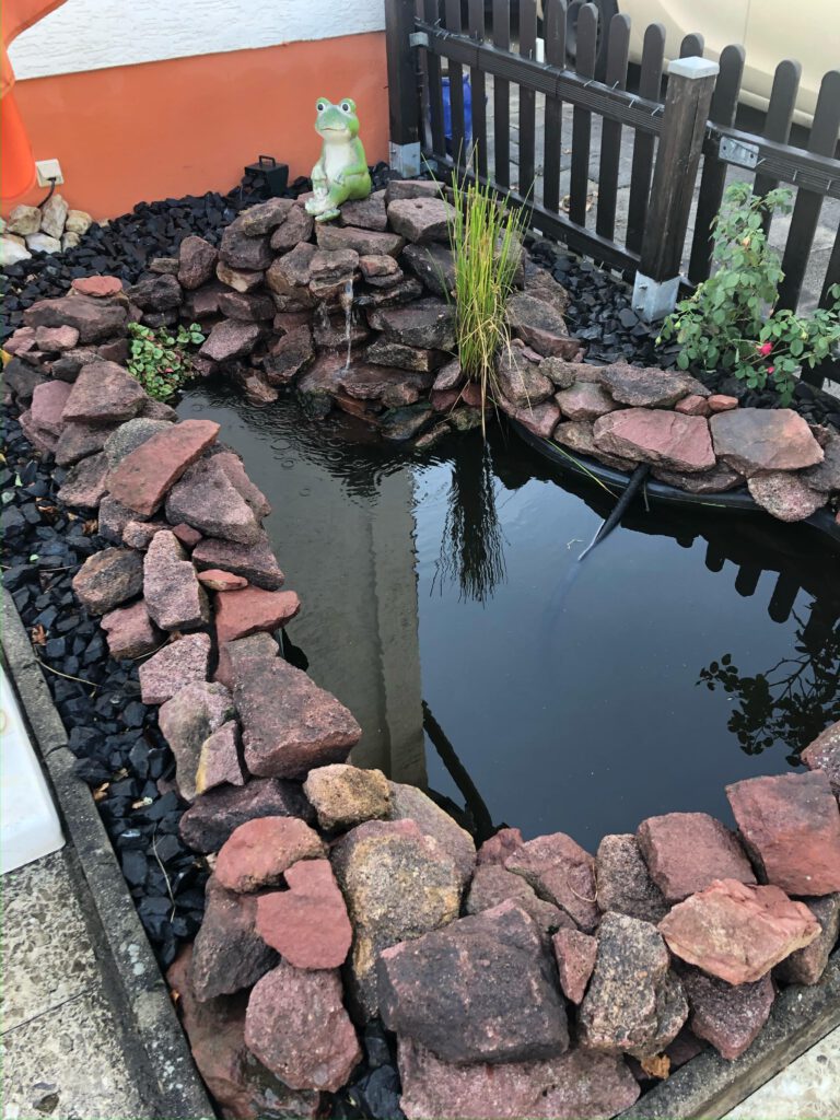 Gartenteich mit Natursteinen nach der Pflege
