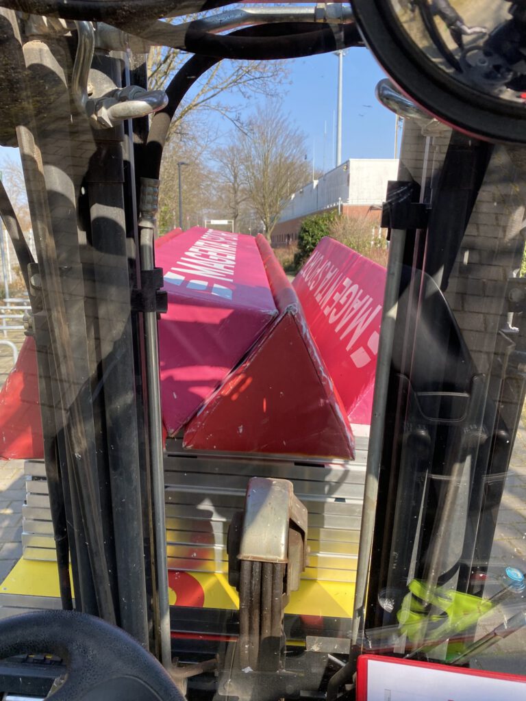 Werbebanden werden zum Aufbau transportiert