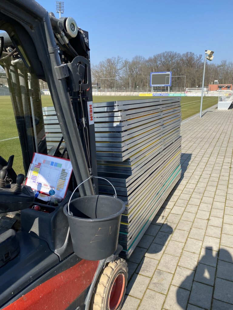 Bandenelemente auf dem Transporter im Stadion