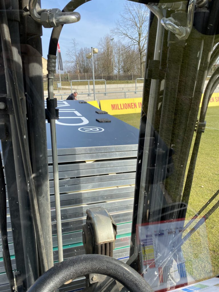 Material-Transport für den Aufbau im Stadion