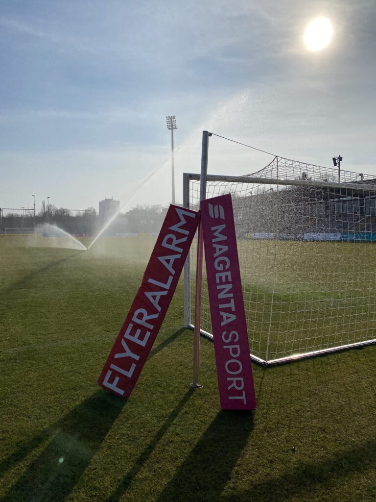 Werbeaufsteller am Spielfeldrand im Stadion