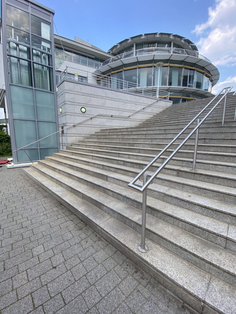Außentreppe einer Gewerbeimmobilie in Langen