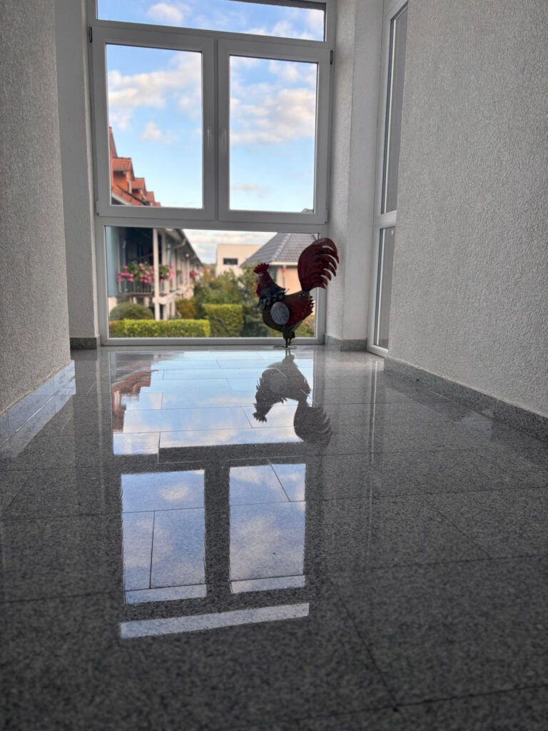 Glänzender, frisch gereinigter Boden im Treppenhaus