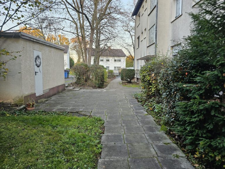 Gepflegter Weg und Grünstreifen an einem Wohngebäude
