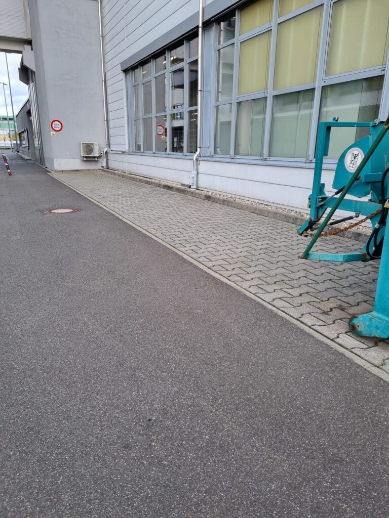 Gereinigte Zufahrt an einem Gewerbegebäude